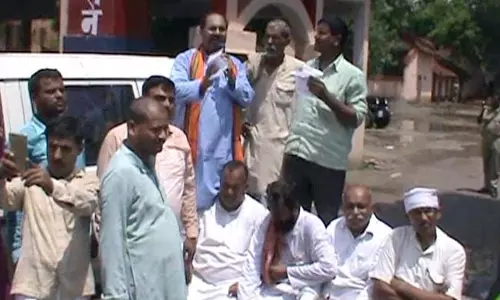 പശുക്കടത്ത് പ്രതിയെ മോചിപ്പിക്കാന് ബിജെപി എംഎല്എയും സംഘവും എത്തി; പൊലീസുമായുള്ള ഏറ്റുമുട്ടലില് ഒരാള് മരിച്ചു പശുക്കടത്ത് പ്രതിയെ മോചിപ്പിക്കാന് ബിജെപി എംഎല്എയും സംഘവും എത്തി; പൊലീസുമായുള്ള ഏറ്റുമുട്ടലില് ഒരാള് മരിച്ചു