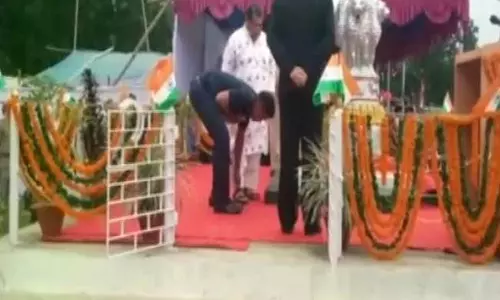 ഞാന് വിഐപിയാണ്; സുരക്ഷാ ഉദ്യോഗസ്ഥനെകൊണ്ട് ചെരുപ്പഴിപ്പിച്ച് ഒഡീഷ മന്ത്രി ഞാന് വിഐപിയാണ്; സുരക്ഷാ ഉദ്യോഗസ്ഥനെകൊണ്ട് ചെരുപ്പഴിപ്പിച്ച് ഒഡീഷ മന്ത്രി