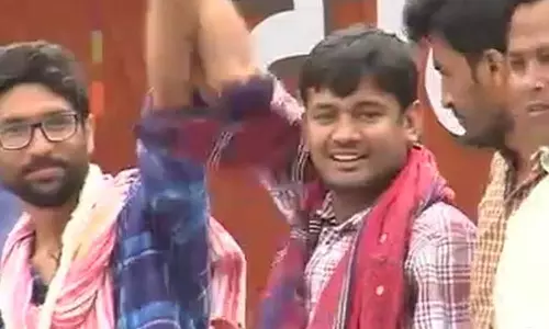 ഗുജറാത്തിനെ ഇളക്കിമറിച്ച് ദലിത് – മുസ്‍ലിം സ്വാതന്ത്ര്യ പ്രഖ്യാപനം; രാധിക വെമുല ത്രിവര്‍ണ പതാക ഉയര്‍ത്തി