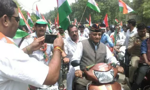 ഹെല്മറ്റില്ലാതെ മന്ത്രി വികെ സിങിന്റെ ബൈക്ക് യാത്ര; സോഷ്യല്മീഡിയ ചോദിക്കുന്നു ഇതാണോ മാതൃക ? ഹെല്മറ്റില്ലാതെ മന്ത്രി വികെ സിങിന്റെ ബൈക്ക് യാത്ര; സോഷ്യല്മീഡിയ ചോദിക്കുന്നു ഇതാണോ മാതൃക ?