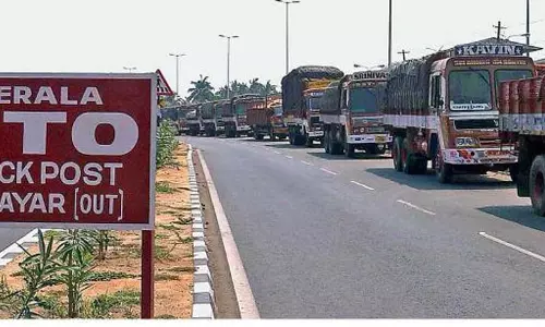 വാളയാര്‍ ചെക്പോസ്റ്റില്‍ അഴിമതി: മൂന്നു ഉദ്യോഗസ്ഥര്‍ക്ക് സസ്‍പെന്‍ഷന്‍