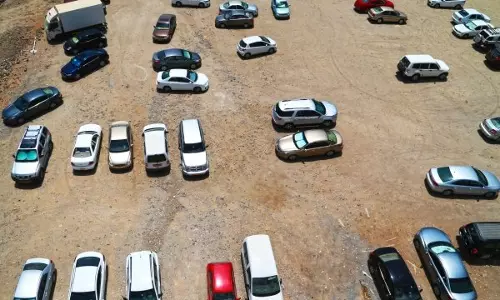 മസ്കത്തില് നിയമം ലംഘിച്ച് വാഹനങ്ങള് പാര്ക്ക് ചെയ്യുന്നവര്ക്കുള്ള പിഴ ഉയര്ത്തും മസ്കത്തില് നിയമം ലംഘിച്ച് വാഹനങ്ങള് പാര്ക്ക് ചെയ്യുന്നവര്ക്കുള്ള പിഴ ഉയര്ത്തും