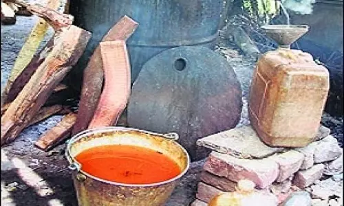 മദ്യം നിരോധിച്ച ബീഹാറില് വിഷമദ്യദുരന്തം: 13 മരണം മദ്യം നിരോധിച്ച ബീഹാറില് വിഷമദ്യദുരന്തം: 13 മരണം