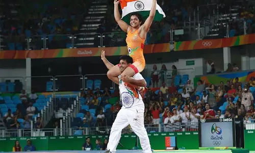 പ്രാര്‍ഥനയോടെ സാക്ഷിയുടെ നേട്ടത്തിന് സാക്ഷിയായി കുടുംബം