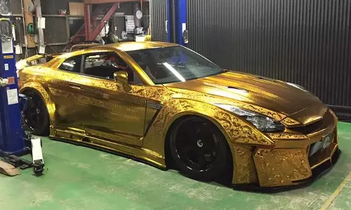 സ്വര്‍ണത്തില്‍ പൊതിഞ്ഞ ഗോഡ്‍സില്ല കാര്‍