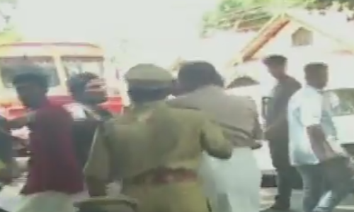 ചവറയില്‍ എസ്എഫ്ഐ പ്രവര്‍ത്തകര്‍ പൊലീസുകാരെ വളഞ്ഞിട്ട് തല്ലി