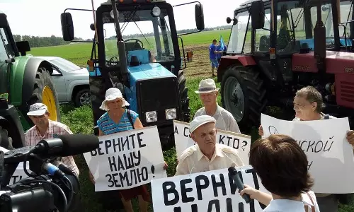 റഷ്യയില്‍ ട്രാക്ടറുകള്‍ ഉപയോഗിച്ച് റോഡ് ഉപരോധിക്കാന്‍ ശ്രമിച്ച കര്‍ഷകരെ പൊലീസ് തടഞ്ഞു