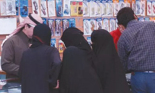 ടെലികമ്യൂണിക്കേഷന്‍ രംഗത്തെ സ്വദേശിവത്കരണത്തിന്റെ ഭാഗമായി സൌദി തൊഴില്‍ പരിശീലനം നല്‍കുന്നു