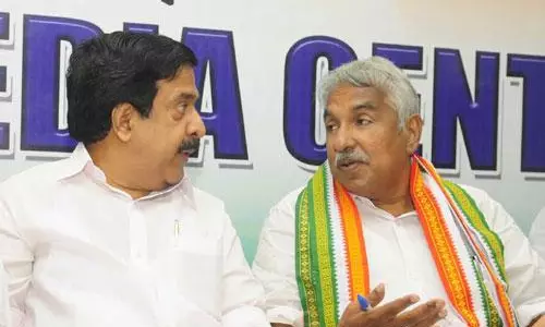 കോണ്ഗ്രസ് പുനസംഘടനക്ക് ഉമ്മന്ചാണ്ടി വഴങ്ങി കോണ്ഗ്രസ് പുനസംഘടനക്ക് ഉമ്മന്ചാണ്ടി വഴങ്ങി