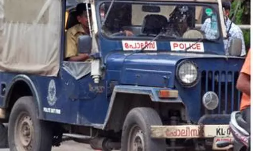 പയ്യന്നൂരില്‍ പൊലീസ് വാഹനത്തിന് നേരെ അക്രമം