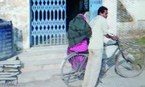 ആംബുലന്സില്ല, ഗര്ഭിണിയായ മകളെ പിതാവ് 6 കിമീ സൈക്കിള് ചവിട്ടി ആശുപത്രിയിലെത്തിച്ചു ആംബുലന്സില്ല, ഗര്ഭിണിയായ മകളെ പിതാവ് 6 കിമീ സൈക്കിള് ചവിട്ടി ആശുപത്രിയിലെത്തിച്ചു