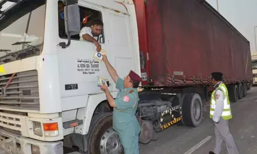 അബൂദബിയില്‍ ഉള്‍പ്രദേശത്തെ റോഡുകളില്‍ ട്രക്കുകള്‍ക്കും ബസുകള്‍ക്കും നിയന്ത്രണം