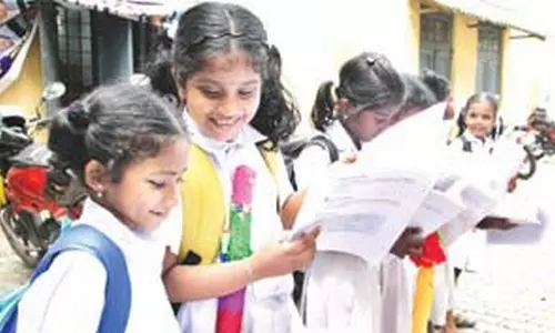 പാഠപുസ്തകങ്ങളുടെ ഫോട്ടോസ്റ്റാറ്റ് വിതരണവുമായി പ്രതിപക്ഷ യുവജനസംഘടനകള്‍