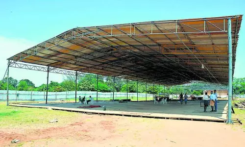 ഉപരാഷ്ട്രപതിയുടെ സന്ദര്ശനം; കുടുംബശ്രീ സരസ് മേളയുടെ നിര്മ്മിച്ചുകൊണ്ടിരിക്കുന്ന വേദി പൊളിച്ചുമാറ്റുന്നു ഉപരാഷ്ട്രപതിയുടെ സന്ദര്ശനം; കുടുംബശ്രീ സരസ് മേളയുടെ നിര്മ്മിച്ചുകൊണ്ടിരിക്കുന്ന വേദി പൊളിച്ചുമാറ്റുന്നു