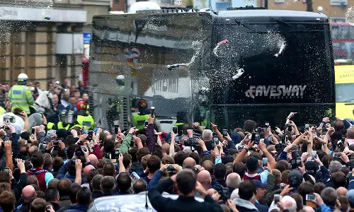 മാഞ്ചസ്റ്റര്‍ യുണൈറ്റഡ് ടീമിനെ വെസ്റ്റ്ഹാം ആരാധകര്‍ ആക്രമിച്ചു