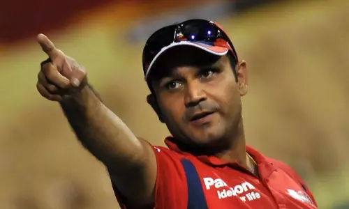 ഇന്ത്യാക്കാരെ കളിയാക്കിയ ബ്രിട്ടീഷ് മാധ്യമപ്രവര്ത്തകന് സെവാഗിന്റെ വെടിക്കെട്ട് മറുപടി ഇന്ത്യാക്കാരെ കളിയാക്കിയ ബ്രിട്ടീഷ് മാധ്യമപ്രവര്ത്തകന് സെവാഗിന്റെ വെടിക്കെട്ട് മറുപടി