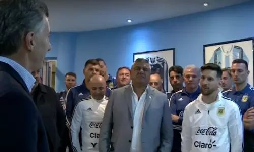 ലോകകപ്പ് സ്വന്തമാക്കാന് മെസിയും സംഘവും പുറപ്പെട്ടു; യാത്രയയക്കാന് ആയിരങ്ങളെത്തി ലോകകപ്പ് സ്വന്തമാക്കാന് മെസിയും സംഘവും പുറപ്പെട്ടു; യാത്രയയക്കാന് ആയിരങ്ങളെത്തി