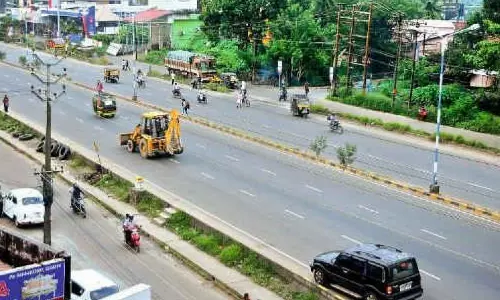 ചേര്ത്തല-കായംകുളം റോഡ് നിര്മാണത്തില് ഗുരുതര ക്രമക്കേടെന്ന് സോഷ്യല് ഓഡിറ്റ് റിപ്പോര്ട്ട് ചേര്ത്തല-കായംകുളം റോഡ് നിര്മാണത്തില് ഗുരുതര ക്രമക്കേടെന്ന് സോഷ്യല് ഓഡിറ്റ് റിപ്പോര്ട്ട്