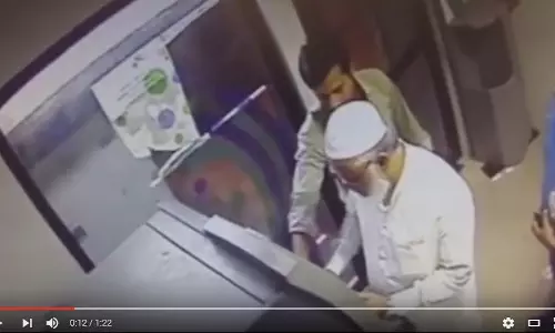 എടിഎം കൊള്ളസംഘത്തിന്റെ മോഷണരീതി വ്യക്തമാക്കുന്ന വീഡിയോ പൊലീസ് പുറത്തുവിട്ടു എടിഎം കൊള്ളസംഘത്തിന്റെ മോഷണരീതി വ്യക്തമാക്കുന്ന വീഡിയോ പൊലീസ് പുറത്തുവിട്ടു