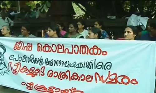 ജിഷയുടെ കൊലയാളിയെ കണ്ടുപിടിക്കാത്തതില്‍ പ്രതിഷേധിച്ച് കോഴിക്കോട് രാത്രികാലസമരം