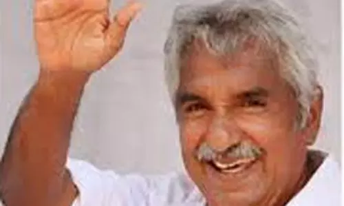 ജീവനക്കാരോട് യാത്ര പറഞ്ഞ് ഉമ്മന്‍ചാണ്ടി പടിയിറങ്ങി