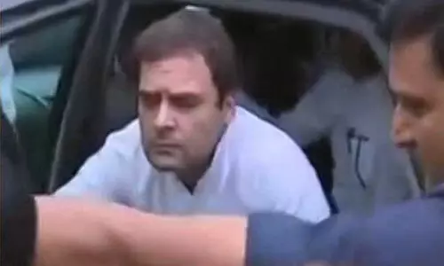 ഞങ്ങള്‍ക്ക് ഞങ്ങളുടെ എംപിയെ കാണണം; രാഹുല്‍ ഗാന്ധിയുടെ കാറിനുമുന്നില്‍ സ്ത്രീകളുടെ പ്രതിഷേധം