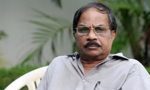 കളിയച്ഛന് പുരസ്കാരം എം ടിക്ക് സമ്മാനിച്ചു കളിയച്ഛന് പുരസ്കാരം എം ടിക്ക് സമ്മാനിച്ചു