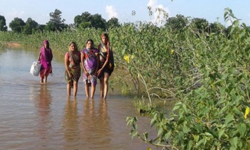 വാഹനമില്ല, പ്രസവ വേദനയുമായി പൂര്‍ണ്ണ ഗര്‍ഭിണി നടന്നത് ആറ് കിലോ മീറ്റര്‍