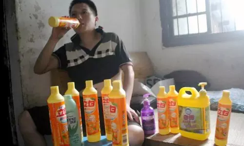 ഡിറ്റര്‍ജന്റു് ലായനികള്‍ കുടിച്ച് ജീവിക്കുന്ന ഒരു മനുഷ്യന്‍