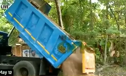 വള്ളിക്കാവില് തണ്ണീര്ത്തടം നികത്തുന്നു; അമൃതാനന്ദമയി മഠത്തിനു വേണ്ടിയെന്ന് സംശയം വള്ളിക്കാവില് തണ്ണീര്ത്തടം നികത്തുന്നു; അമൃതാനന്ദമയി മഠത്തിനു വേണ്ടിയെന്ന് സംശയം