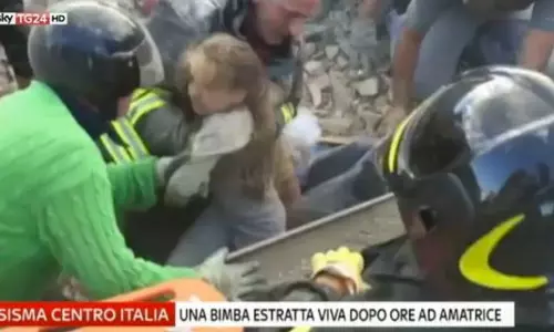 ഭൂകമ്പം: മണ്ണിനടിയില്‍ രണ്ടു ദിവസം, ഒടുവില്‍ രക്ഷകരുടെ കൈപിടിച്ച് 11 കാരി ജീവിതത്തിലേക്ക്