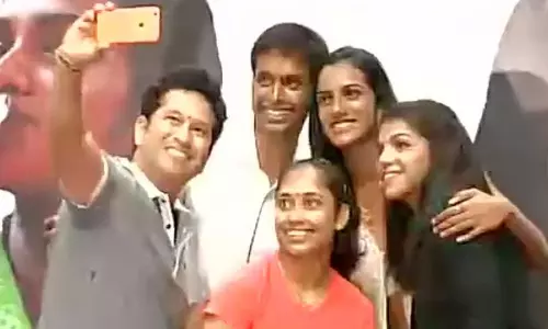 സിന്ധു,സാക്ഷി, ദിപ, ഗോപീ ചന്ദ് എന്നിവര്‍ക്ക് ബിഎംഡബ്യു സമ്മാനിച്ചു