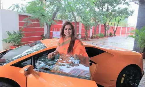 ബിജെപി എംഎല്എ ഭാര്യക്ക് ലംബോര്ഗിനി സമ്മാനിച്ചു; പുലിവാലായി ആദ്യ ഓട്ടത്തില് അപകടം ബിജെപി എംഎല്എ ഭാര്യക്ക് ലംബോര്ഗിനി സമ്മാനിച്ചു; പുലിവാലായി ആദ്യ ഓട്ടത്തില് അപകടം