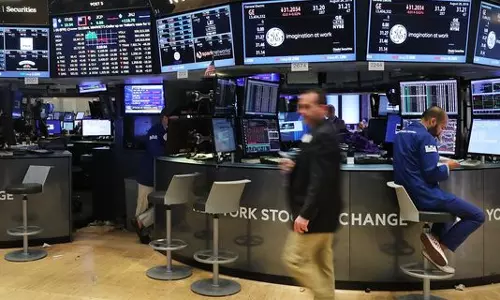 ആപ്പിള് കുലുക്കിയപ്പോള് താഴെവീണ യുഎസ് ഓഹരി വിപണി ആപ്പിള് കുലുക്കിയപ്പോള് താഴെവീണ യുഎസ് ഓഹരി വിപണി