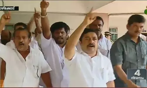 ഇടത് സ്ഥാനാര്‍ത്ഥിയുടെ ചിരിക്കുന്ന ചിത്രത്തിനെതിരെ യുഡിഎഫ്