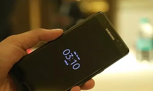 ബാറ്ററി പൊട്ടിത്തെറിക്കുന്നു; സാംസങ് ഗാലക്സി നോട്ട് 7 തിരിച്ചുവിളിച്ചേക്കും ബാറ്ററി പൊട്ടിത്തെറിക്കുന്നു; സാംസങ് ഗാലക്സി നോട്ട് 7 തിരിച്ചുവിളിച്ചേക്കും