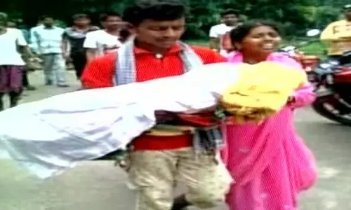 ആംബുലന്‍സില്‍ നിന്നും ഇറക്കി വിട്ടു, മകളുടെ മൃതദേഹവുമായി മാതാപിതാക്കള്‍ നടന്നത് കിലോമീറ്ററുകള്‍