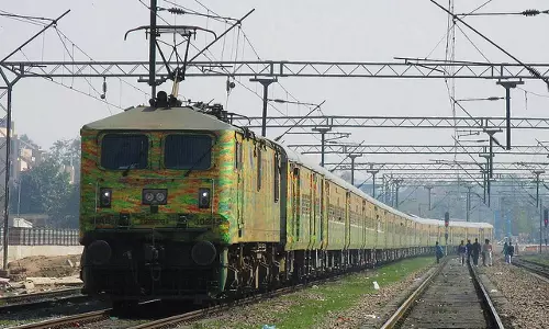 തുരന്തോ എക്സ്പ്രസില് ശുചിമുറിയില് നിന്ന് വെള്ളമെടുത്ത് സൂപ്പുണ്ടാക്കിയെന്ന് പരാതി തുരന്തോ എക്സ്പ്രസില് ശുചിമുറിയില് നിന്ന് വെള്ളമെടുത്ത് സൂപ്പുണ്ടാക്കിയെന്ന് പരാതി