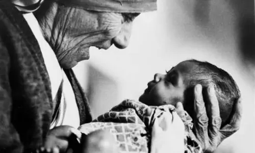 ആ സ്നേഹ വെളിച്ചം കടന്നു പോയ വഴികളിലൂടെ ഒരു ചിത്രയാത്ര