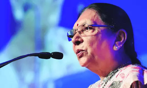 ഗുജറാത്ത് മുഖ്യമന്ത്രിസ്ഥാനമാറ്റം തള്ളി ആനന്ദിബെന്‍ പട്ടേല്‍