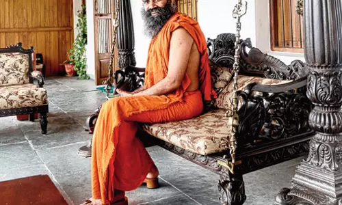 പതജ്ഞലിയുടെ ജീന്സുമായി ബാബാ രാംദേവ് പതജ്ഞലിയുടെ ജീന്സുമായി ബാബാ രാംദേവ്