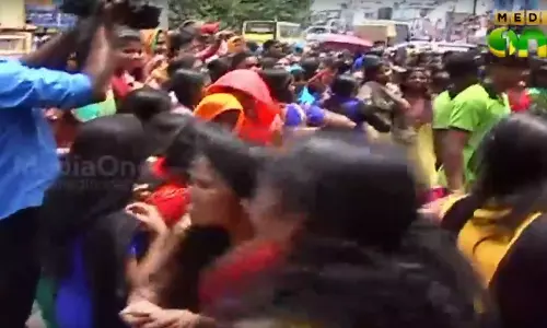 ഗതാഗതം തടഞ്ഞ് എസ്എഫ്ഐയുടെ ഓണാഘോഷം; ആയിരം വിദ്യാര്‍ഥികള്‍ക്കെതിരെ കേസ്