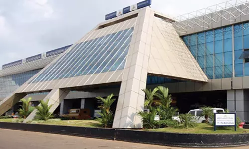 കരിപ്പൂരില് യാത്രക്കാരുടെ പ്രതിഷേധം കരിപ്പൂരില് യാത്രക്കാരുടെ പ്രതിഷേധം