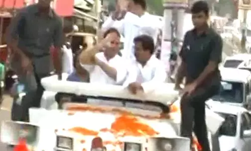 റോഡ് ഷോയ്ക്കിടെ രാഹുലിന് നേരെ ചെരിപ്പേറ്