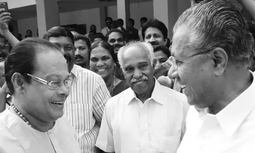 പിണറായിക്കൊപ്പം റോഡ്ഷോയുമായി ഇന്നസെന്റ് പിണറായിക്കൊപ്പം റോഡ്ഷോയുമായി ഇന്നസെന്റ്