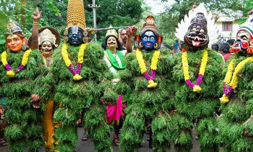 ഓണാഘോഷത്തിന് പൊലിമയേകി കുമ്മാട്ടികളിറങ്ങി ഓണാഘോഷത്തിന് പൊലിമയേകി കുമ്മാട്ടികളിറങ്ങി