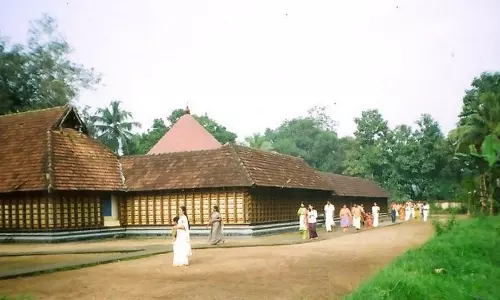 മഹാബലിയെ എതിരേല്ക്കാന് തൃക്കാക്കരയില് വന്ഭക്തജന തിരക്ക് മഹാബലിയെ എതിരേല്ക്കാന് തൃക്കാക്കരയില് വന്ഭക്തജന തിരക്ക്