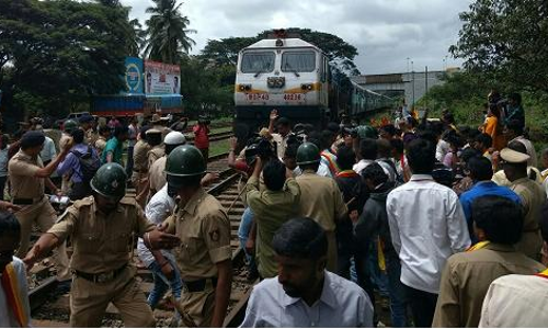 കാവേരി പ്രശ്നം: സംയുക്ത സമരസമിതി ഇന്ന് ട്രെയിനുകള് തടയും; ചാമരാജ്നഗറില് ഹര്ത്താല് കാവേരി പ്രശ്നം: സംയുക്ത സമരസമിതി ഇന്ന് ട്രെയിനുകള് തടയും; ചാമരാജ്നഗറില് ഹര്ത്താല്