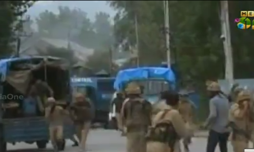 കശ്മീരില്‍ സൈന്യവും ജനക്കൂട്ടവും തമ്മിലുള്ള ഏറ്റുമുട്ടല്‍ തുടരുന്നു