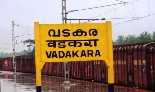 വടകരയില്‍ റെയില്‍ പാളത്തില്‍ സ്കൂട്ടര്‍ വെച്ചു, ട്രെയിന്‍ ഇടിച്ചുതെറിപ്പിച്ചു